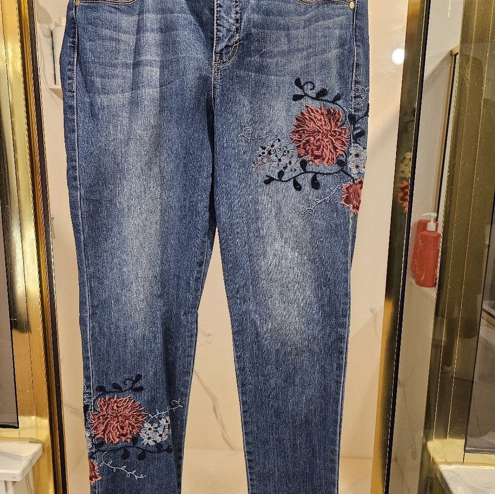 Gorgeous women's embroidered jeans by Bandolino, size 8.